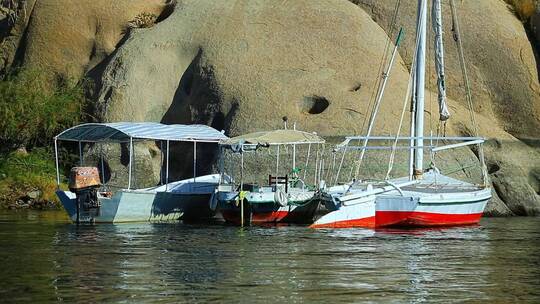 尼罗河边停泊的帆船