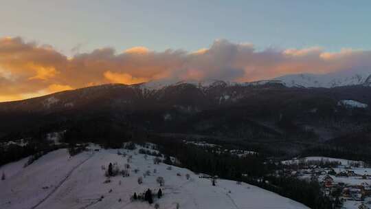 冬天雪地山林夕阳