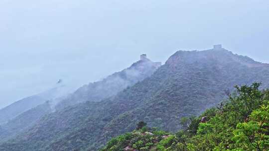 中国夏季金山岭长城阴天下雨云雾风光