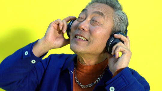 戴着耳机听音乐的快乐老人