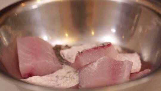 葱姜水腌制鱼肉去腥视频素材模板下载