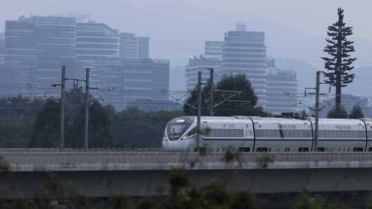 和谐号高铁、动车掠过深圳光明区