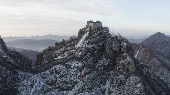 北京怀柔箭扣长城冬季雾凇雪景寒冷覆盖航拍