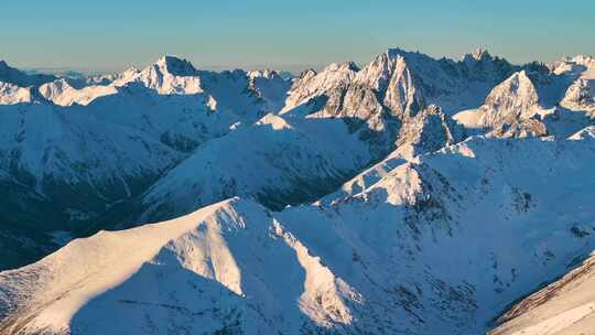 航拍雪山日照金山