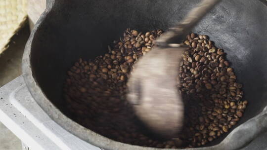锅里翻炒的咖啡豆