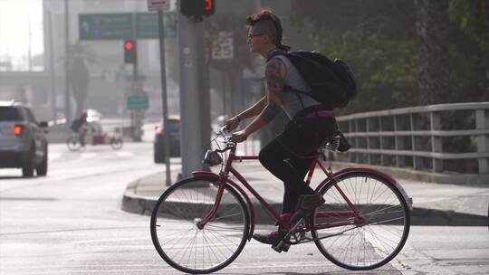 骑自行车的女人视频素材模板下载