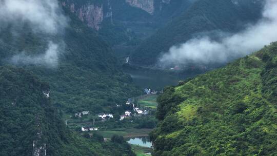 航拍云雾中的乡村公路