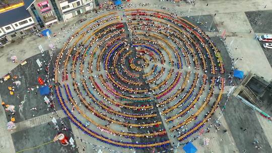 广场多人环形聚集场景