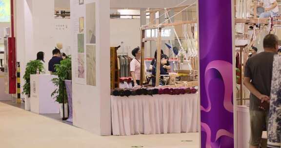 展会现场人群参观场景