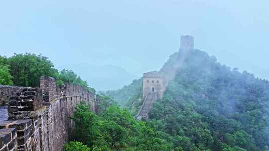 中国夏季金山岭长城阴天下雨云雾风光