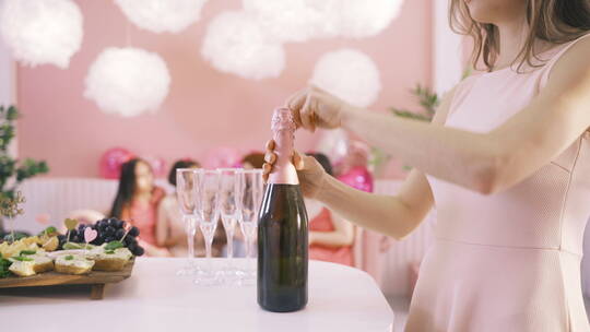女人打开一瓶香槟视频素材模板下载