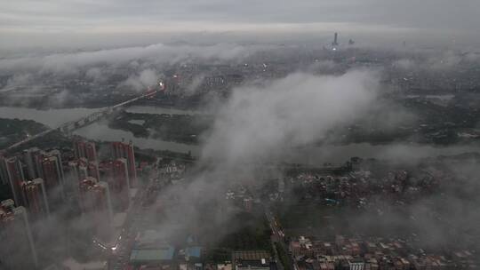 航拍城市雨后平流雾