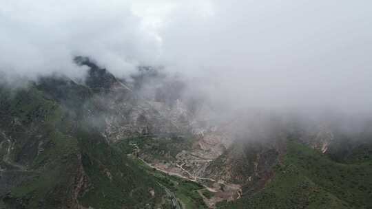 航拍大青山 穿云 草原 大山 高原 草原