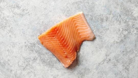 新鲜的鱼肉放在灰色石头背景上视频素材模板下载