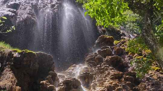 瀑布激烈的水流冲击岩石