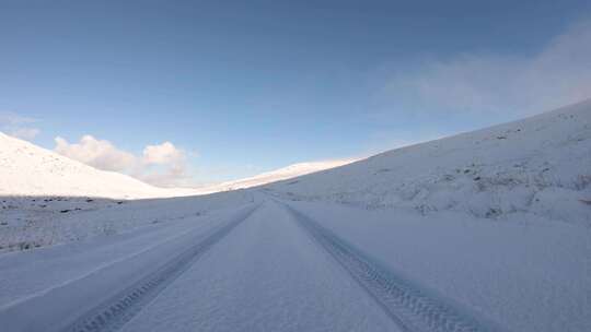 驾车穿过白雪覆盖的国家公园