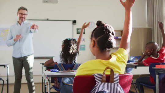 孩子们在上课时举手