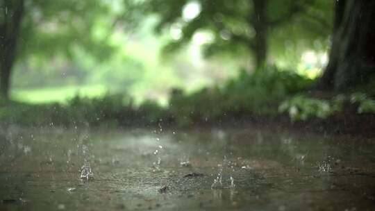 下雨溅起水花水滴春天