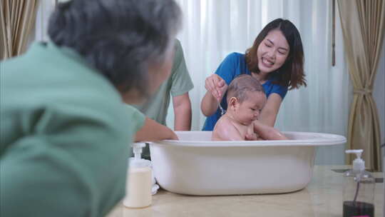 父母和祖母吃完饭后给小孩洗澡