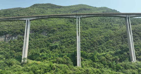 4K 高速公路航拍大山高架桥