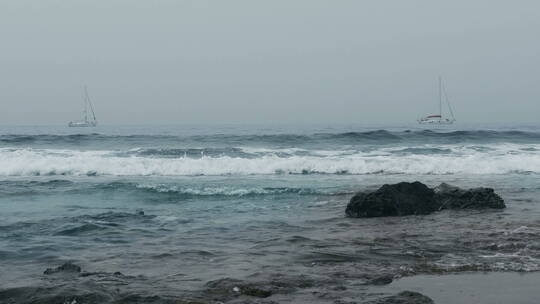 海岸边海浪拍打岩石