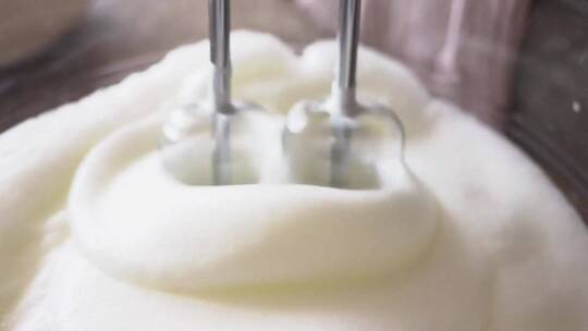 用搅拌器打奶油蛋糕制作