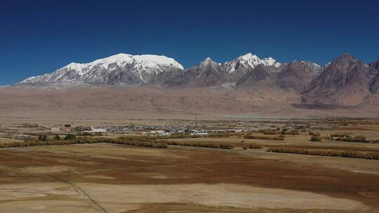 新疆帕米尔高原慕士塔格峰塔合曼乡村庄