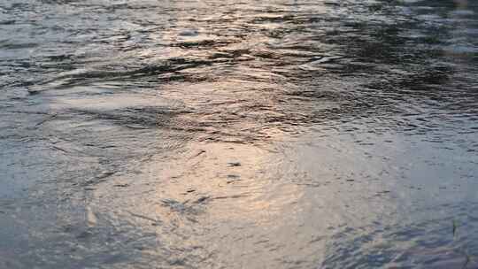 夕阳西下的晚霞湖面波光粼粼