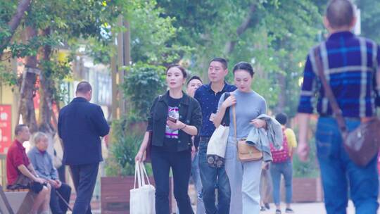 达州大北街春熙路夜景行人逛街玩耍视频素材模板下载