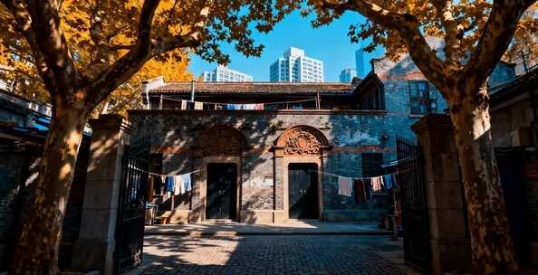 上海老建筑与现代高楼同框景象