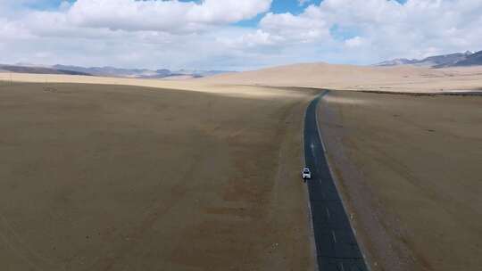 航拍西藏阿里地区荒漠中的219国道