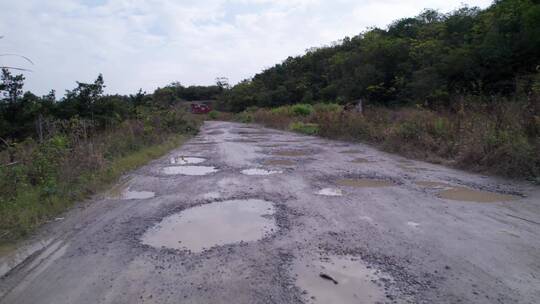 雨后坑坑洼洼的碎石路面视频素材模板下载