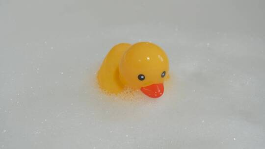 在泡沫里的小黄鸭