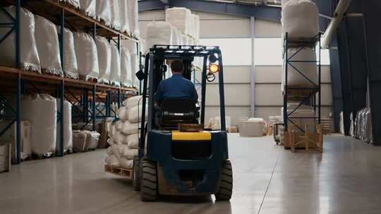 仓库叉车工人搬运货物