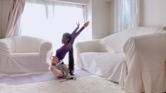 美女瑜伽美女在客厅练习瑜伽视频素材模板下载