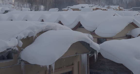 积雪覆盖的特色木屋建筑