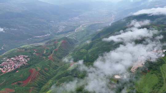 航拍云南东川红土地·落霞沟晨雾右移运镜