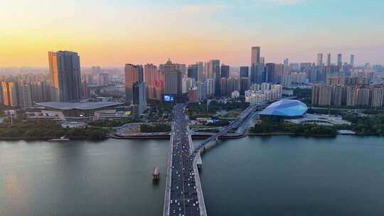 沈阳浑河岸边的商业中心区及城市建筑