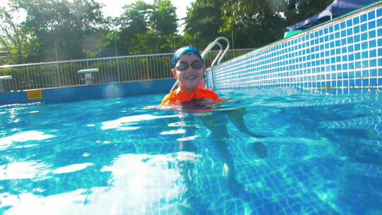 水下摄影小男孩夏天游泳池开心玩耍潜水游泳