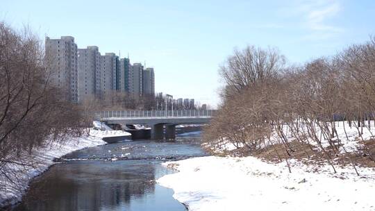 冬季的河流桥梁城市