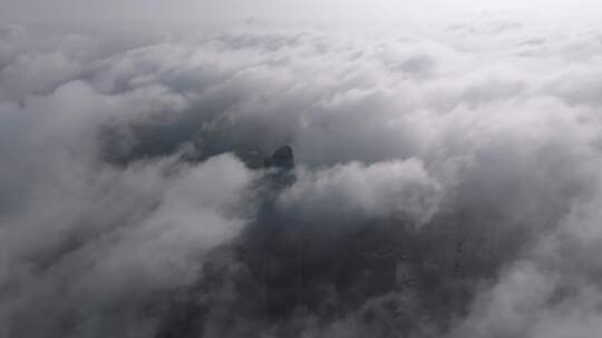 浓雾中的城市大气航拍空镜素材雨中城市风景