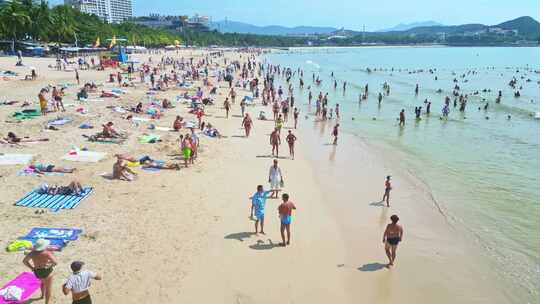 海南省三亚市大东海冬季沙滩海岸线上游客