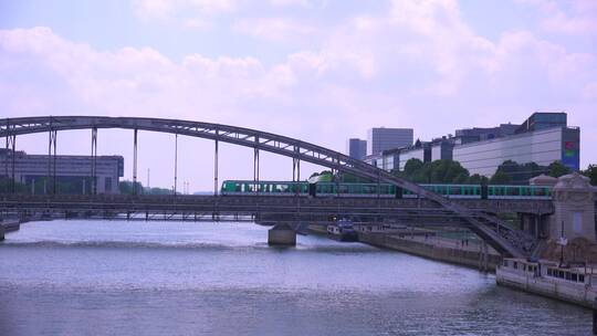 地铁列车穿过巴黎塞纳河上的一座桥