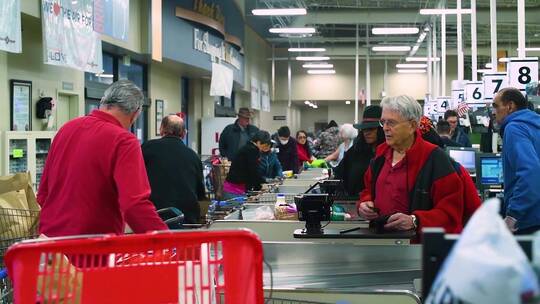 疫情爆发初期购物者在超市购买食物视频素材模板下载