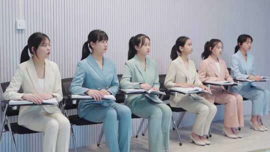 室内讲师授课学员听讲场景  播音主持培训