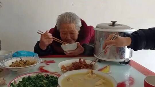 农村95岁老太吃饭