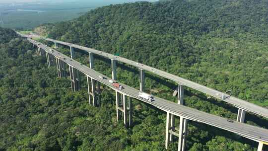 青山之间的公路建设景观。