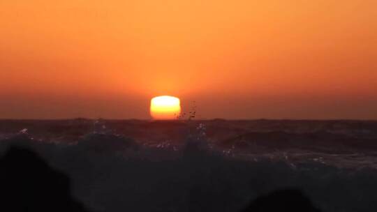 海上夕阳浪花视频素材模板下载