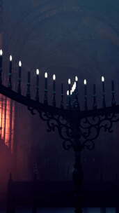 明亮的吊灯在昏暗的房间里营造出温暖的氛围