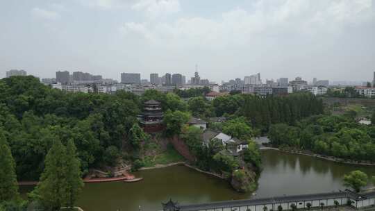 俯瞰绿树环绕湖水的古建筑景观黄冈东坡赤壁